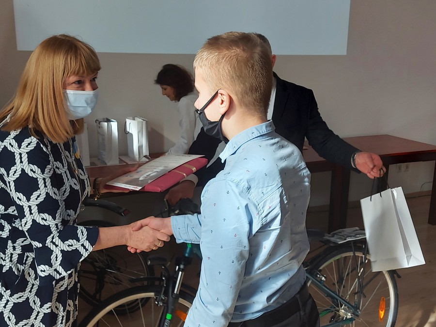 Beata Mendry wręcza rower ufundowany przez Rafała Bruskiego Prezydenta Miasta Bydgoszczy