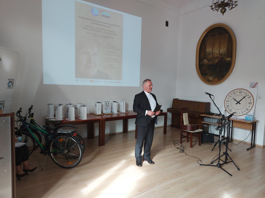 Ks. Sylwester Szwajca wita uczestników gali