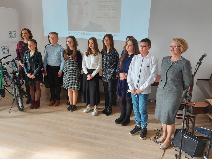 Pamiątkowe zdjęcie laureatów