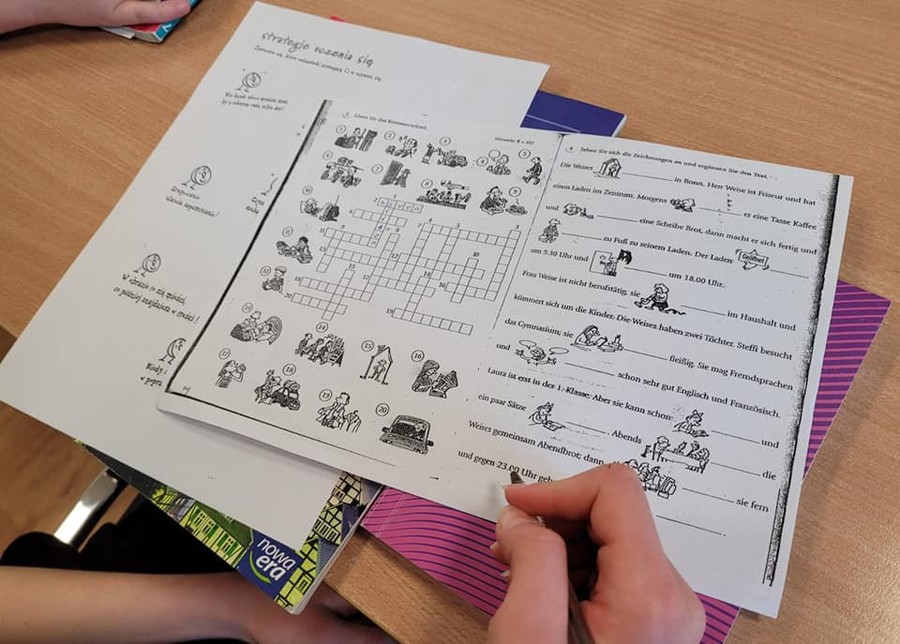 Krzyżówki i uzupełnianki - lekcja języka niemieckiego, fot. nauczyciele Zespołu Szkół nr 33