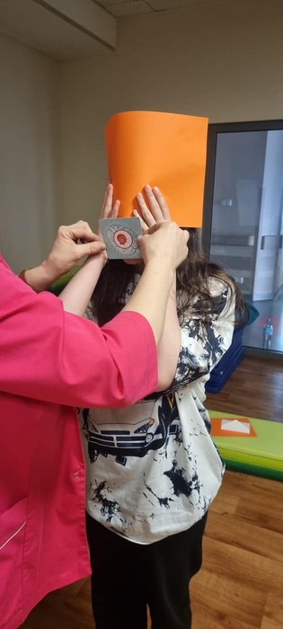 Odczytywanie zapachu z kartki , fot. nauczyciele Zespołu Szkół nr 33