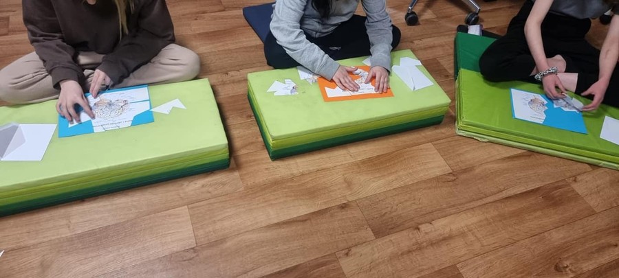 Układanie puzzli tematycznych, fot. nauczyciele Zespołu Szkół nr 33