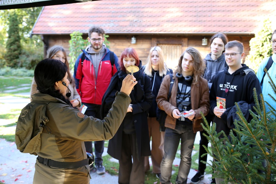młode pokolenie zainteresowane różnorodnością grzybów fot. Rafał Borzyszkowski