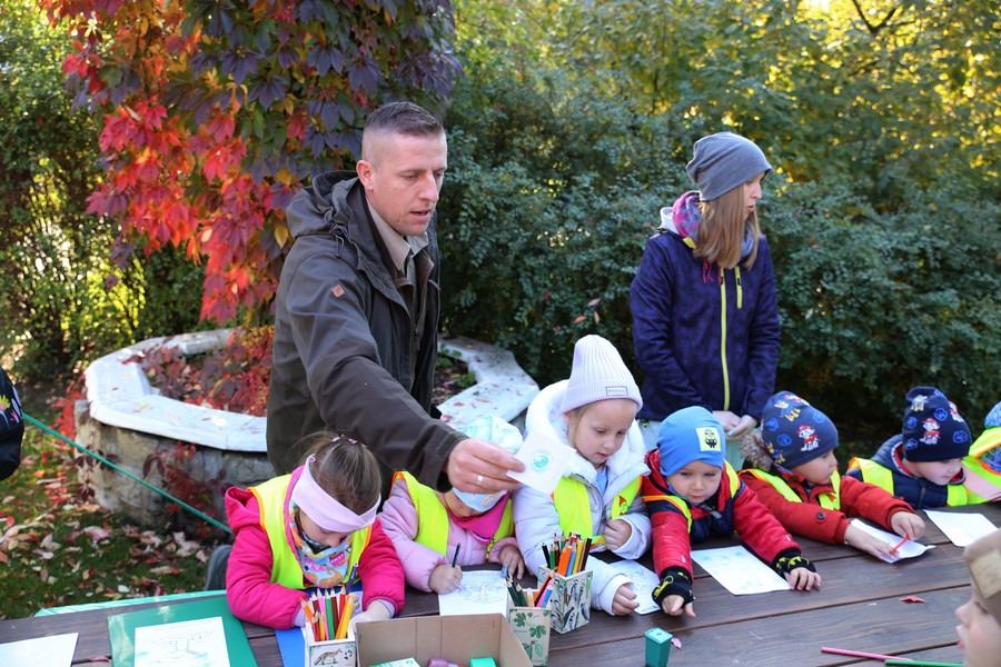najmłodsi kolorują wybrane grzyby fot. Rafał Borzyszkowski