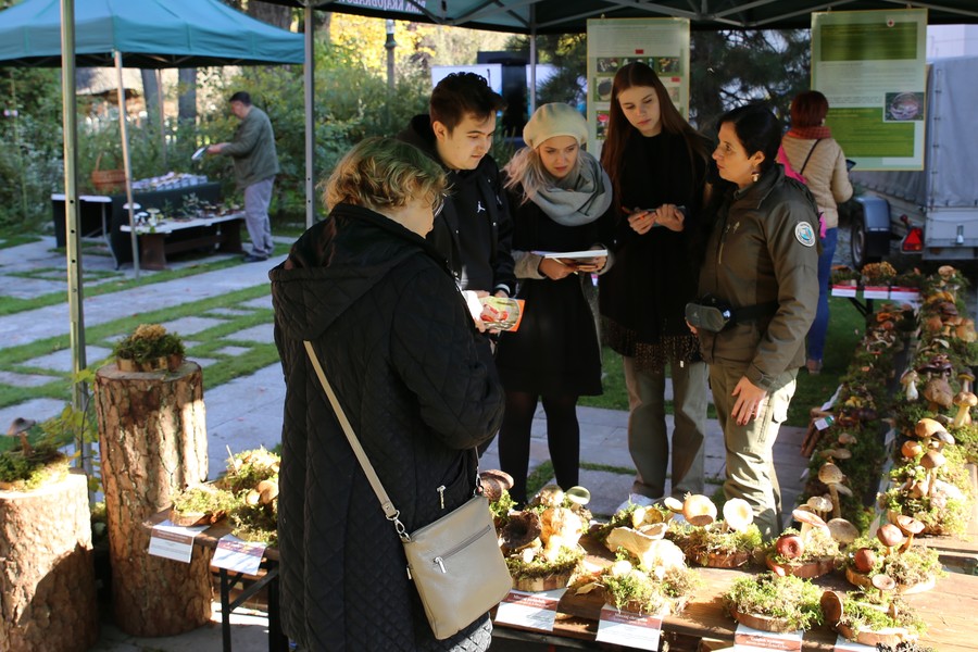 studenci notują cenne informacje o grzybach fot. Rafał Borzyszkowski