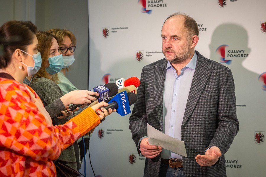 Briefing marszałka Piotra Całbeckiego i dyrektora Rafała Pietrucienia przed konferencją podsumowującą konsultacje FEdKP, fot. Szymon Zdzieblo/tarantoga.pl dla UMWKP