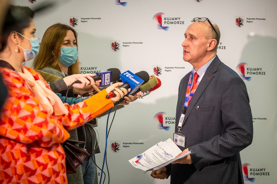 Briefing marszałka Piotra Całbeckiego i dyrektora Rafała Pietrucienia przed konferencją podsumowującą konsultacje FEdKP, fot. Szymon Zdzieblo/tarantoga.pl dla UMWKP