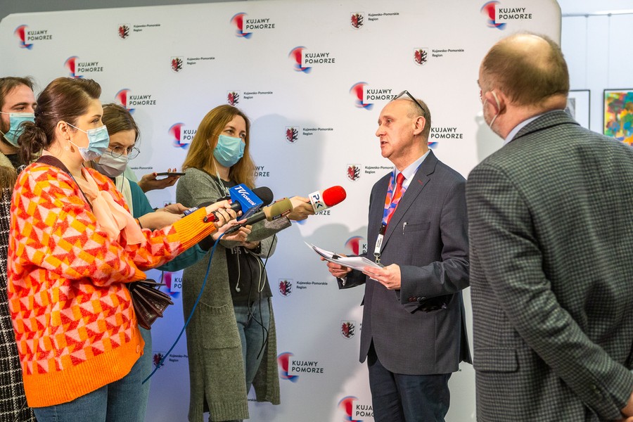 Briefing marszałka Piotra Całbeckiego i dyrektora Rafała Pietrucienia przed konferencją podsumowującą konsultacje FEdKP, fot. Szymon Zdzieblo/tarantoga.pl dla UMWKP