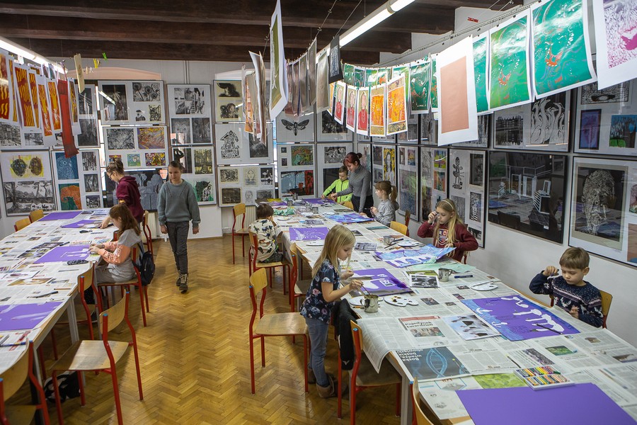 Zajęcia w Galerii i Ośrodku Plastycznej Twórczości Dziecka w Toruniu, fot. Mikołaj Kuras dla UMWKP