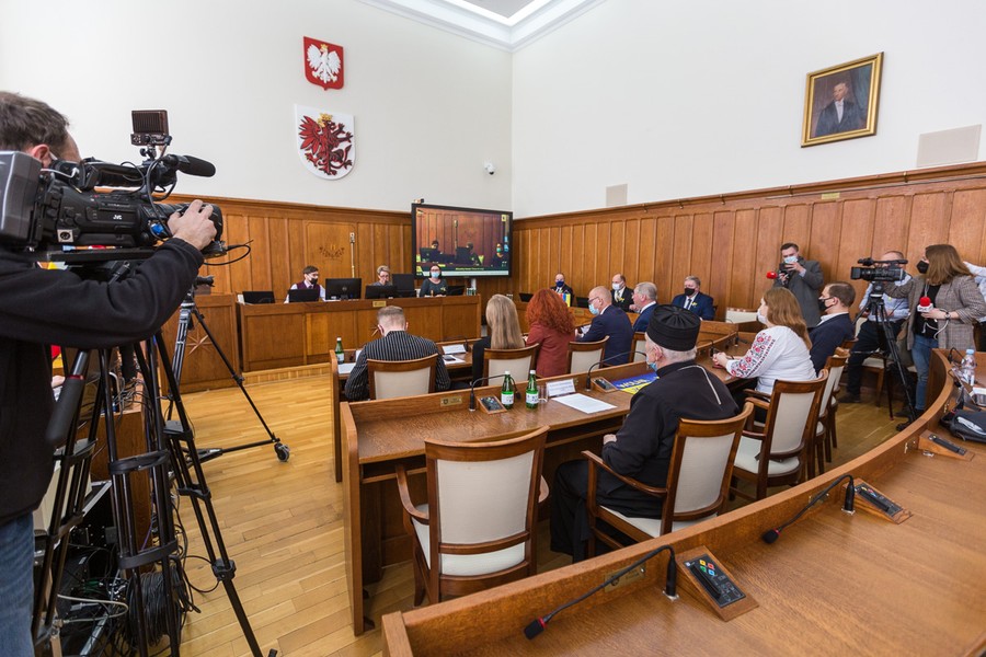 Sejmik przyjął stanowisko potępiające rosyjską agresję na Ukrainę, fot. Szymon Zdzieblo/tarantoga.pl dla UMWKP