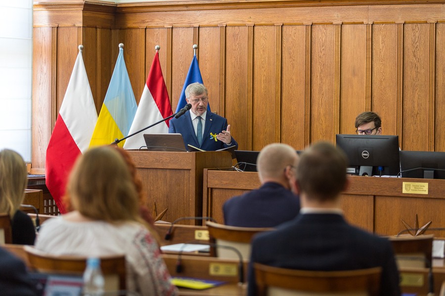 Sejmik przyjął stanowisko potępiające rosyjską agresję na Ukrainę, fot. Szymon Zdzieblo/tarantoga.pl dla UMWKP
