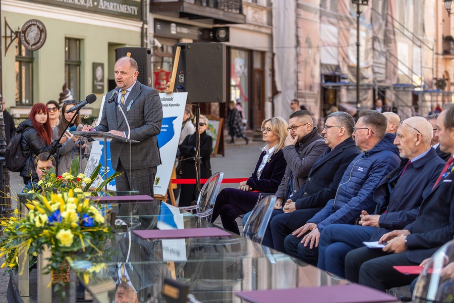 Ceremonia podpisania listów intencyjnych w sprawie Szlaku Kopernikowskiego, fot. Szymon Zdzieblo/tarantoga.pl dla UMWKP