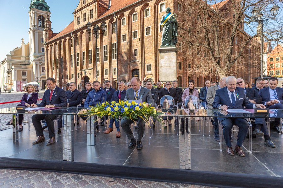 Ceremonia podpisania listów intencyjnych w sprawie Szlaku Kopernikowskiego, fot. Szymon Zdzieblo/tarantoga.pl dla UMWKP