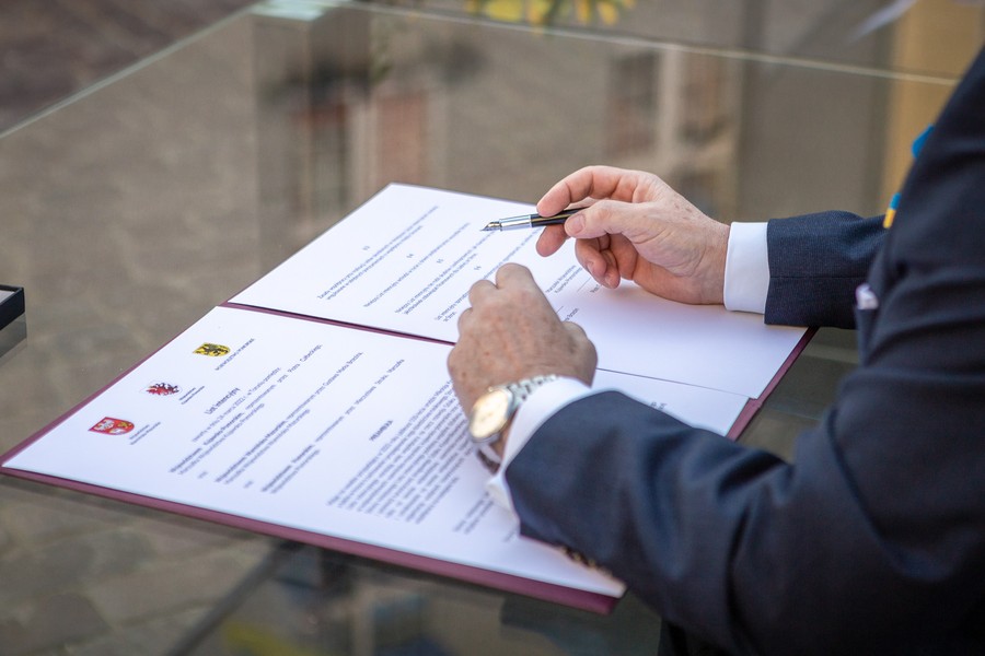Ceremonia podpisania listów intencyjnych w sprawie Szlaku Kopernikowskiego, fot. Szymon Zdzieblo/tarantoga.pl dla UMWKP