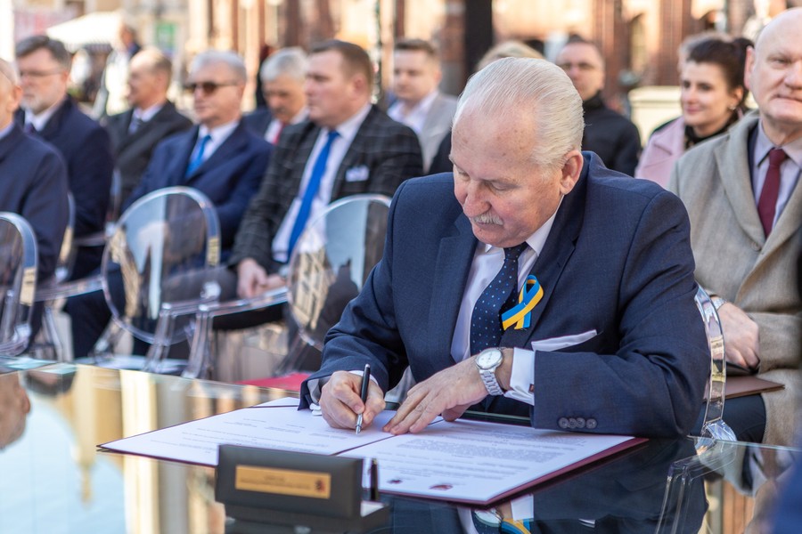 Ceremonia podpisania listów intencyjnych w sprawie Szlaku Kopernikowskiego, fot. Szymon Zdzieblo/tarantoga.pl dla UMWKP