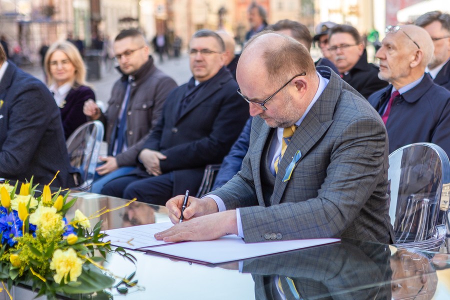 Ceremonia podpisania listów intencyjnych w sprawie Szlaku Kopernikowskiego, fot. Szymon Zdzieblo/tarantoga.pl dla UMWKP