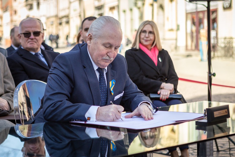 Ceremonia podpisania listów intencyjnych w sprawie Szlaku Kopernikowskiego, fot. Szymon Zdzieblo/tarantoga.pl dla UMWKP