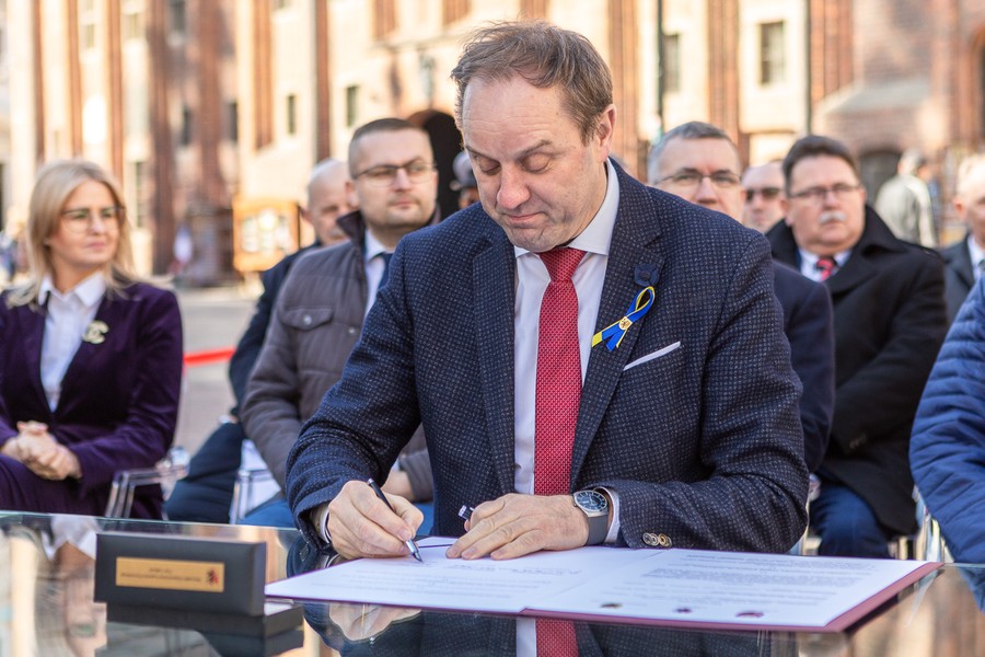 Ceremonia podpisania listów intencyjnych w sprawie Szlaku Kopernikowskiego, fot. Szymon Zdzieblo/tarantoga.pl dla UMWKP