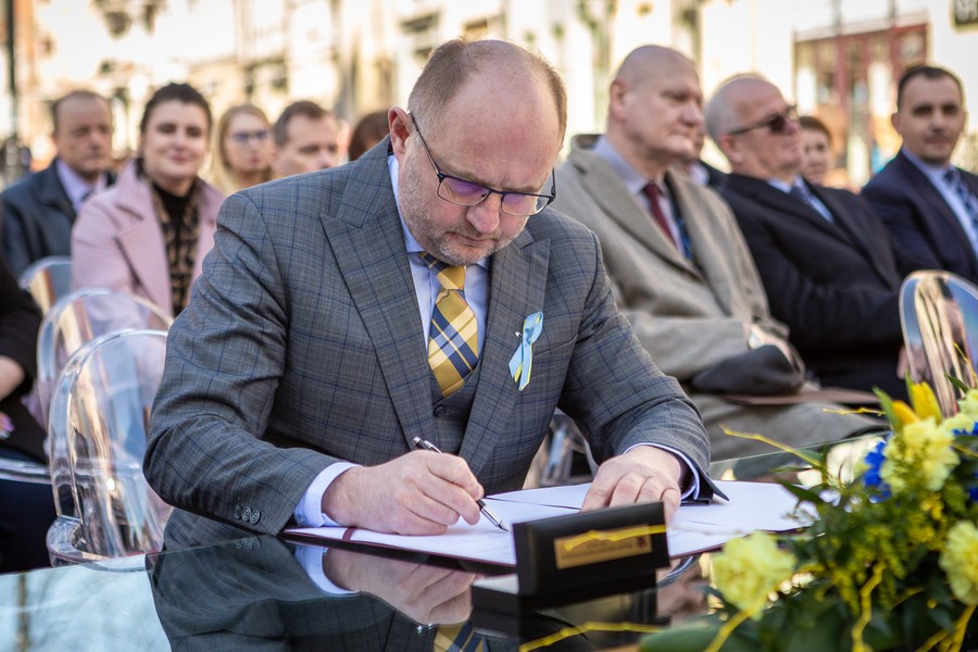 Ceremonia podpisania listów intencyjnych w sprawie Szlaku Kopernikowskiego, fot. Szymon Zdzieblo/tarantoga.pl dla UMWKP