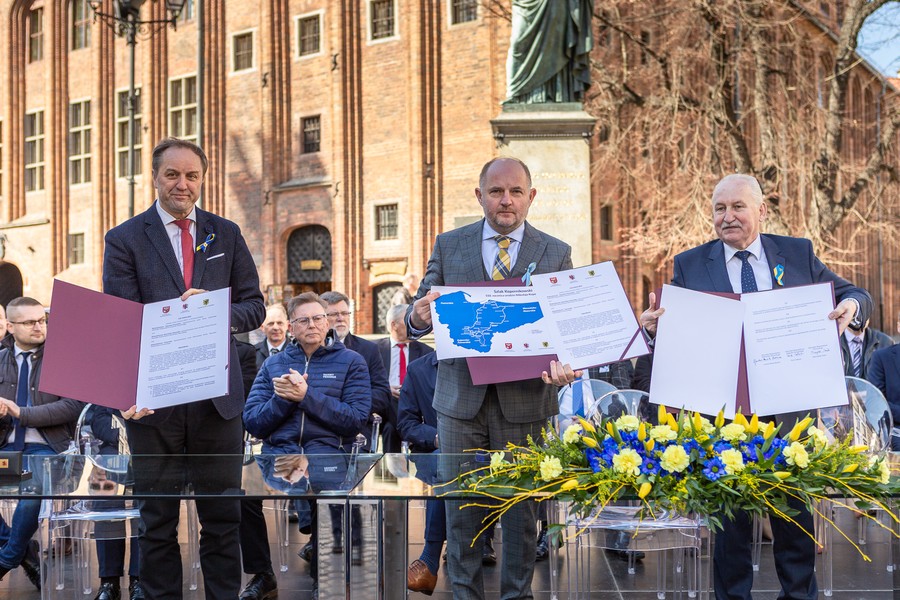 Ceremonia podpisania listów intencyjnych w sprawie Szlaku Kopernikowskiego, fot. Szymon Zdzieblo/tarantoga.pl dla UMWKP