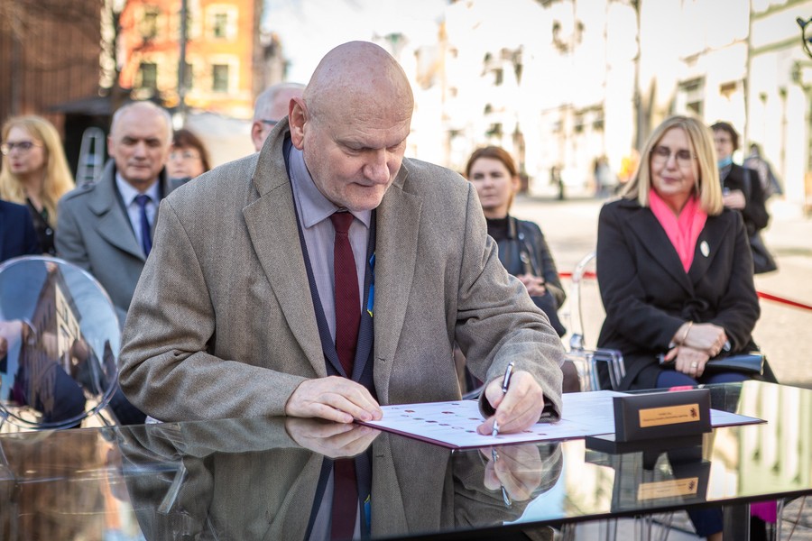 Ceremonia podpisania listów intencyjnych w sprawie Szlaku Kopernikowskiego, fot. Szymon Zdzieblo/tarantoga.pl dla UMWKP