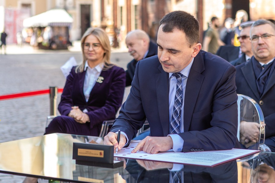 Ceremonia podpisania listów intencyjnych w sprawie Szlaku Kopernikowskiego, fot. Szymon Zdzieblo/tarantoga.pl dla UMWKP
