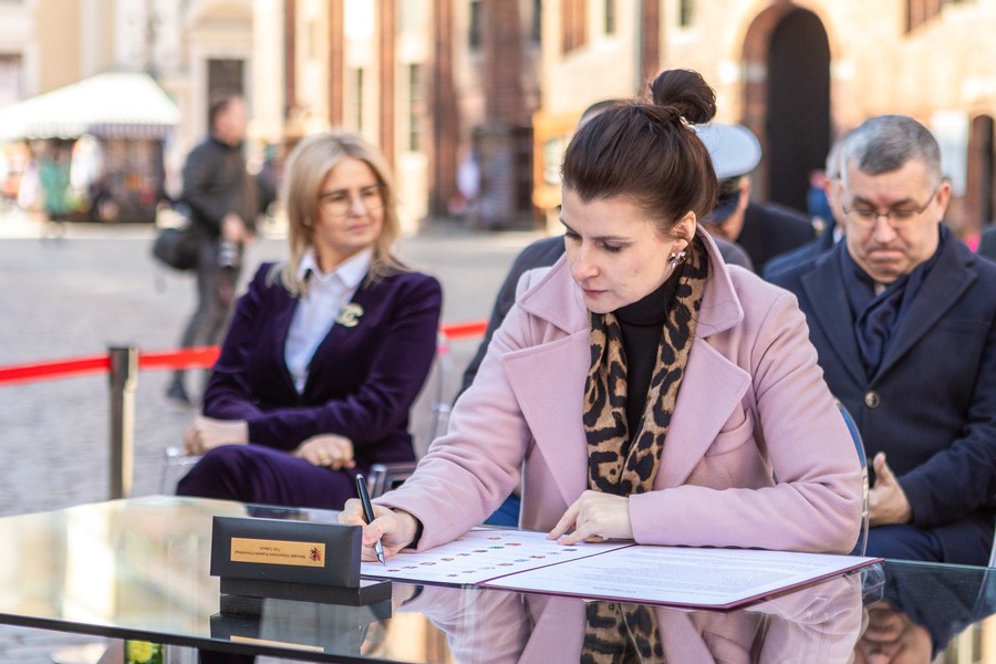 Ceremonia podpisania listów intencyjnych w sprawie Szlaku Kopernikowskiego, fot. Szymon Zdzieblo/tarantoga.pl dla UMWKP