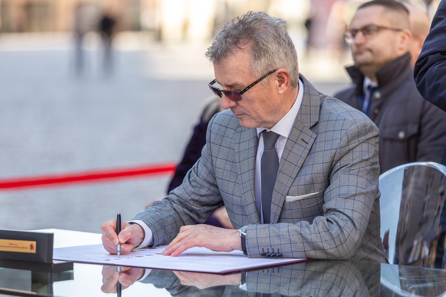 Ceremonia podpisania listów intencyjnych w sprawie Szlaku Kopernikowskiego, fot. Szymon Zdzieblo/tarantoga.pl dla UMWKP