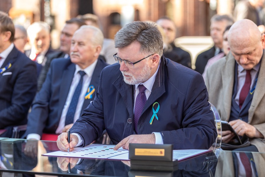 Ceremonia podpisania listów intencyjnych w sprawie Szlaku Kopernikowskiego, fot. Szymon Zdzieblo/tarantoga.pl dla UMWKP