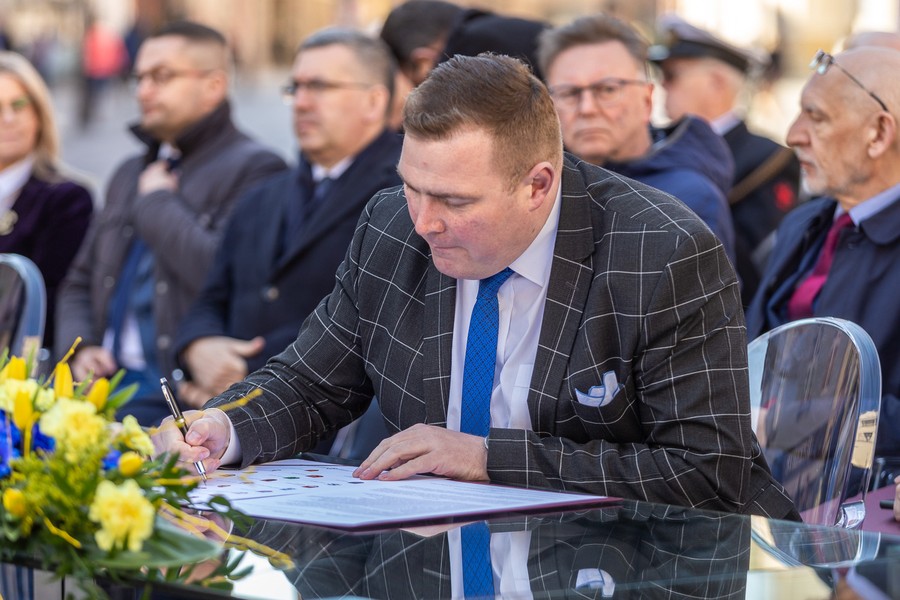 Ceremonia podpisania listów intencyjnych w sprawie Szlaku Kopernikowskiego, fot. Szymon Zdzieblo/tarantoga.pl dla UMWKP