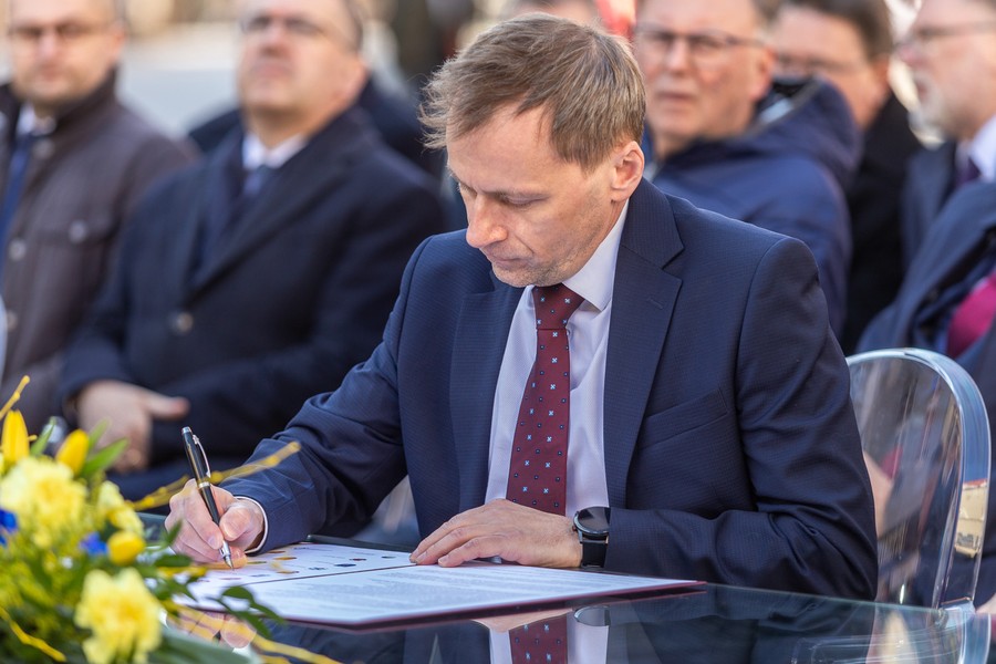 Ceremonia podpisania listów intencyjnych w sprawie Szlaku Kopernikowskiego, fot. Szymon Zdzieblo/tarantoga.pl dla UMWKP