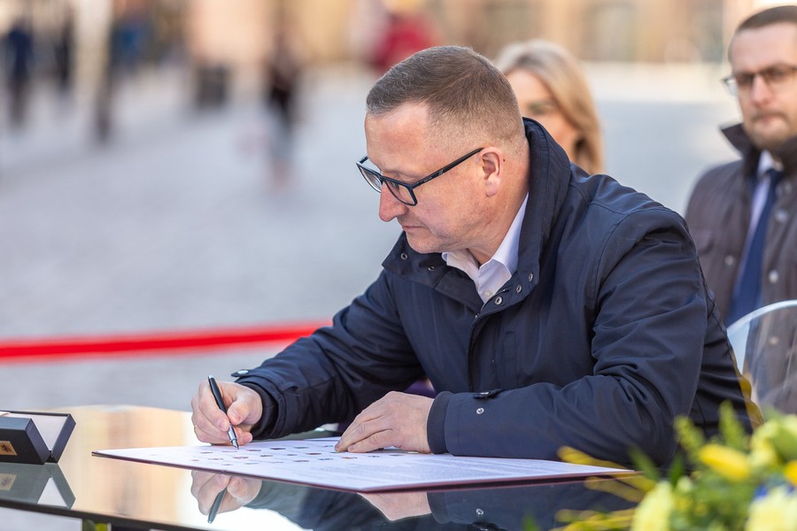 Ceremonia podpisania listów intencyjnych w sprawie Szlaku Kopernikowskiego, fot. Szymon Zdzieblo/tarantoga.pl dla UMWKP