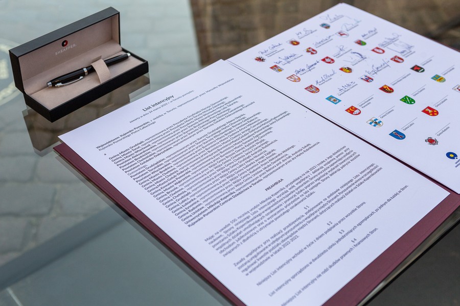 Ceremonia podpisania listów intencyjnych w sprawie Szlaku Kopernikowskiego, fot. Szymon Zdzieblo/tarantoga.pl dla UMWKP