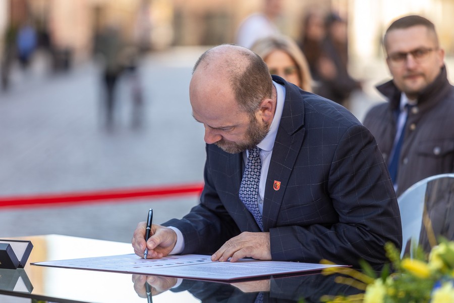 Ceremonia podpisania listów intencyjnych w sprawie Szlaku Kopernikowskiego, fot. Szymon Zdzieblo/tarantoga.pl dla UMWKP