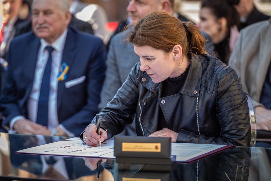Ceremonia podpisania listów intencyjnych w sprawie Szlaku Kopernikowskiego, fot. Szymon Zdzieblo/tarantoga.pl dla UMWKP