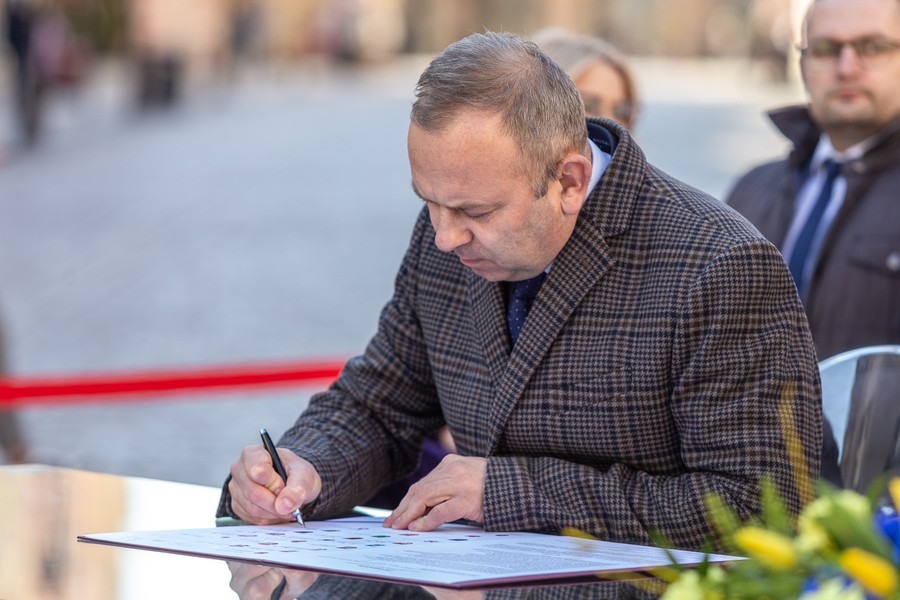 Ceremonia podpisania listów intencyjnych w sprawie Szlaku Kopernikowskiego, fot. Szymon Zdzieblo/tarantoga.pl dla UMWKP