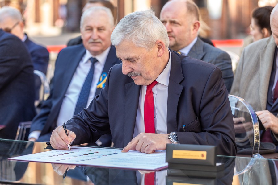 Ceremonia podpisania listów intencyjnych w sprawie Szlaku Kopernikowskiego, fot. Szymon Zdzieblo/tarantoga.pl dla UMWKP