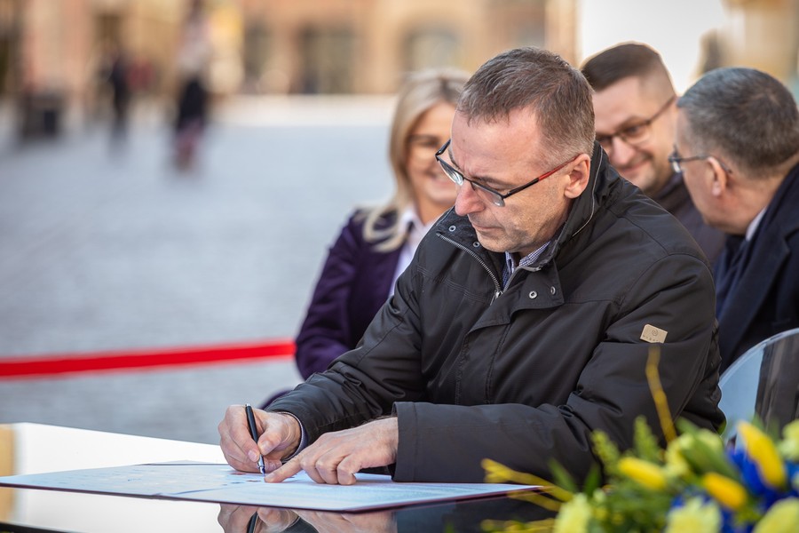 Ceremonia podpisania listów intencyjnych w sprawie Szlaku Kopernikowskiego, fot. Szymon Zdzieblo/tarantoga.pl dla UMWKP