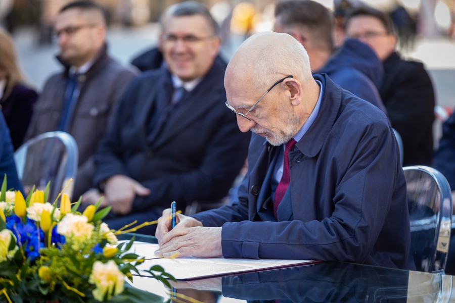 Ceremonia podpisania listów intencyjnych w sprawie Szlaku Kopernikowskiego, fot. Szymon Zdzieblo/tarantoga.pl dla UMWKP