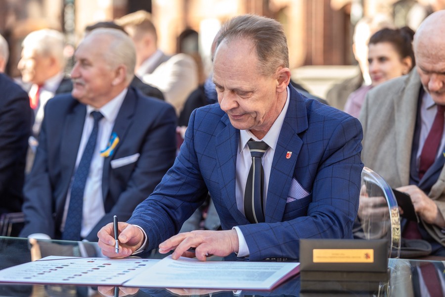 Ceremonia podpisania listów intencyjnych w sprawie Szlaku Kopernikowskiego, fot. Szymon Zdzieblo/tarantoga.pl dla UMWKP
