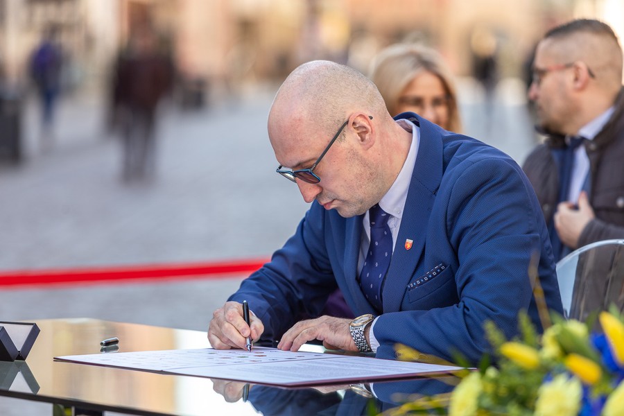 Ceremonia podpisania listów intencyjnych w sprawie Szlaku Kopernikowskiego, fot. Szymon Zdzieblo/tarantoga.pl dla UMWKP