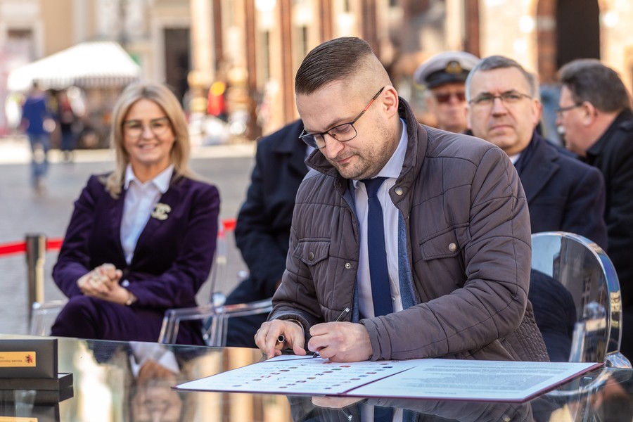 Ceremonia podpisania listów intencyjnych w sprawie Szlaku Kopernikowskiego, fot. Szymon Zdzieblo/tarantoga.pl dla UMWKP