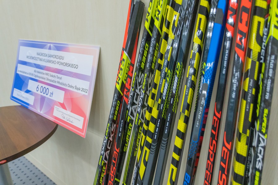 Spotkanie marszałka Piotra Całbeckiego z hokeistami, fot. Mikołaj Kuras dla UMWKP