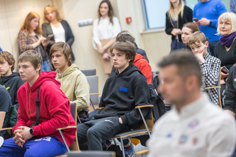 Spotkanie marszałka Piotra Całbeckiego z hokeistami, fot. Mikołaj Kuras dla UMWKP