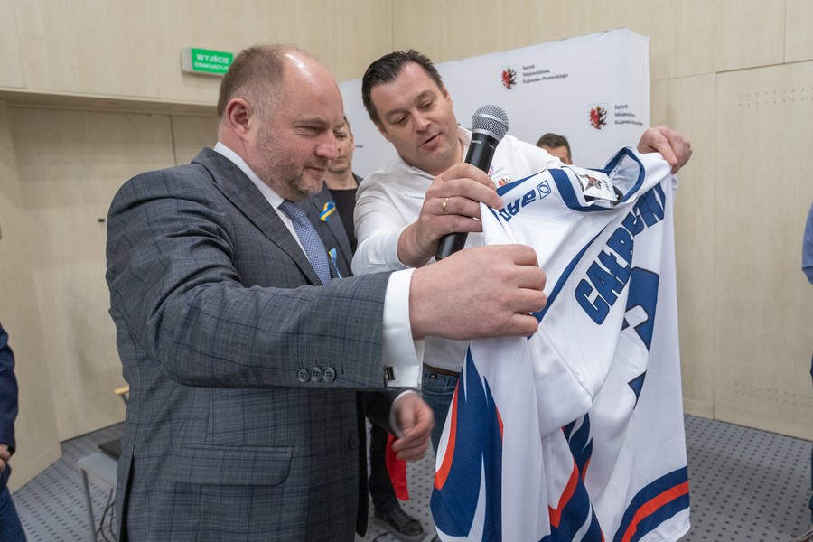 Spotkanie marszałka Piotra Całbeckiego z hokeistami, fot. Mikołaj Kuras dla UMWKP