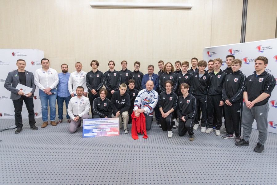 Spotkanie marszałka Piotra Całbeckiego z hokeistami, fot. Mikołaj Kuras dla UMWKP