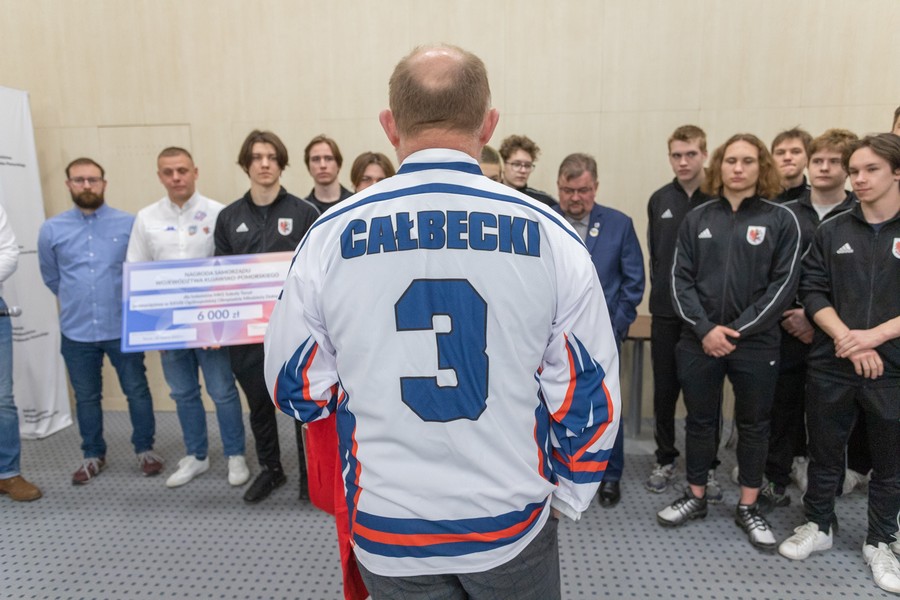 Spotkanie marszałka Piotra Całbeckiego z hokeistami, fot. Mikołaj Kuras dla UMWKP