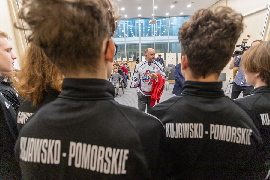 Spotkanie marszałka Piotra Całbeckiego z hokeistami, fot. Mikołaj Kuras dla UMWKP