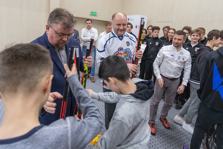 Spotkanie marszałka Piotra Całbeckiego z hokeistami, fot. Mikołaj Kuras dla UMWKP