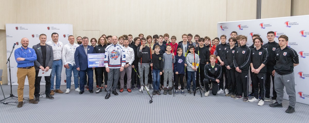 Spotkanie marszałka Piotra Całbeckiego z hokeistami, fot. Mikołaj Kuras dla UMWKP